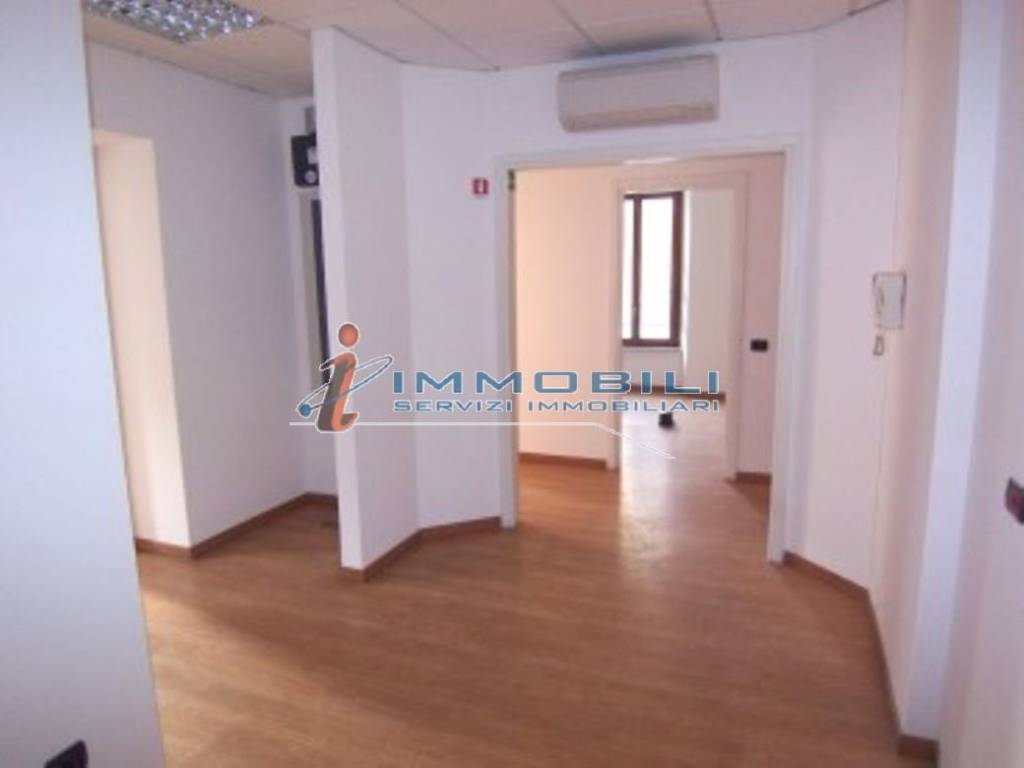 negozio in affitto a Milano in zona Centro Direzionale