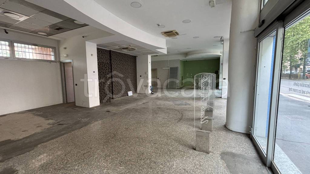 negozio in affitto a Milano