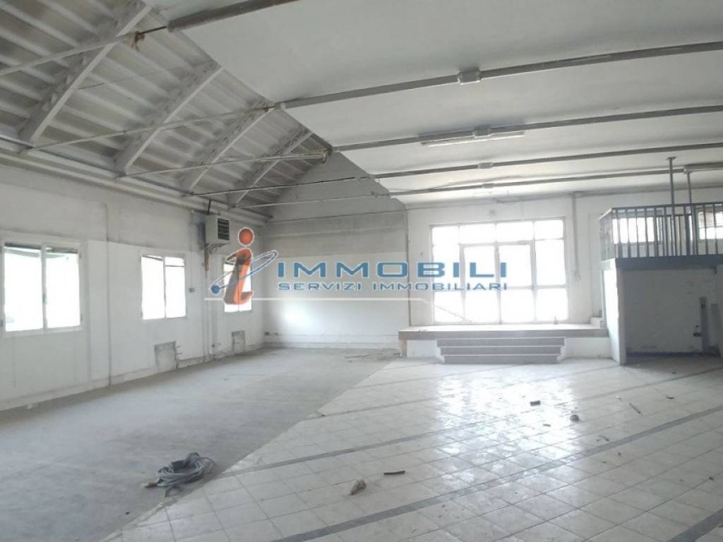 negozio in affitto a Milano