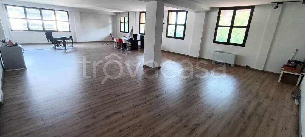 negozio in affitto a Milano in zona Lorenteggio