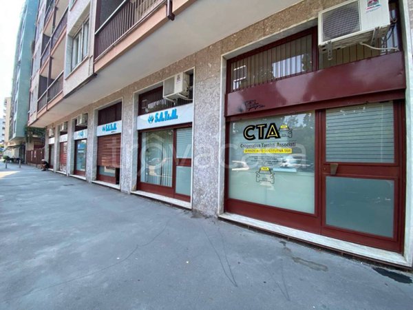 negozio in affitto a Milano in zona Bullona