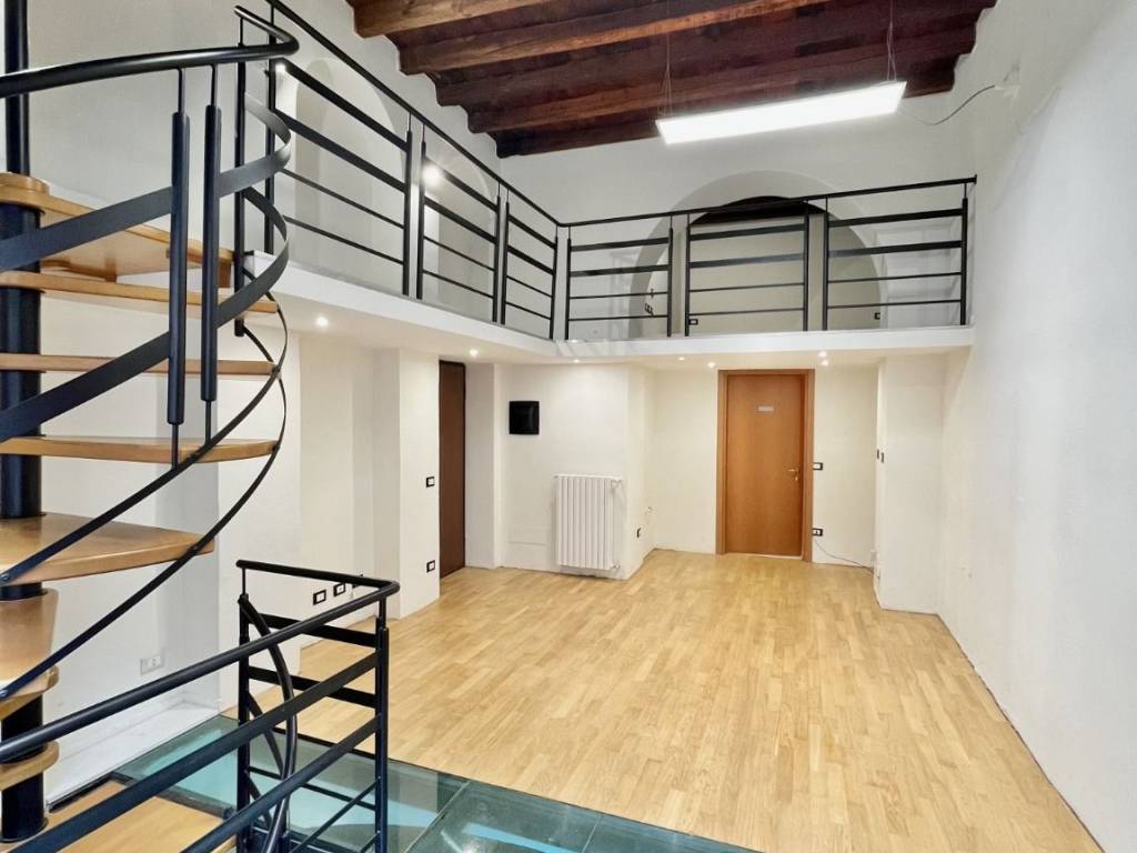 negozio in affitto a Milano in zona Isola