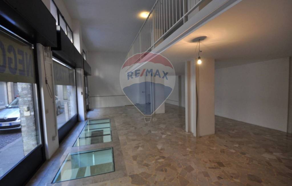 negozio in affitto a Milano