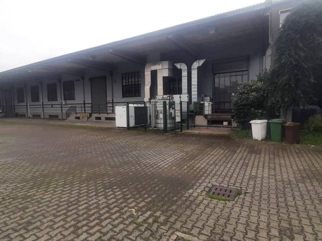 locale commerciale in affitto a Milano in zona Forlanini