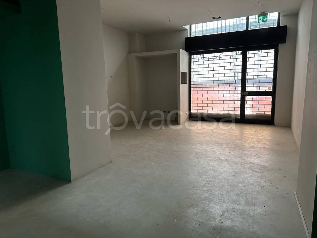 negozio in affitto a Milano