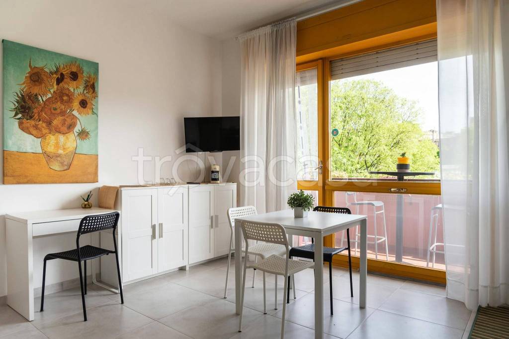 appartamento in affitto a Milano in zona Famagosta