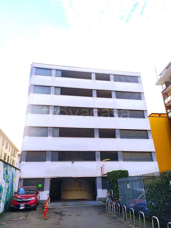 negozio in affitto a Milano in zona Porta Genova