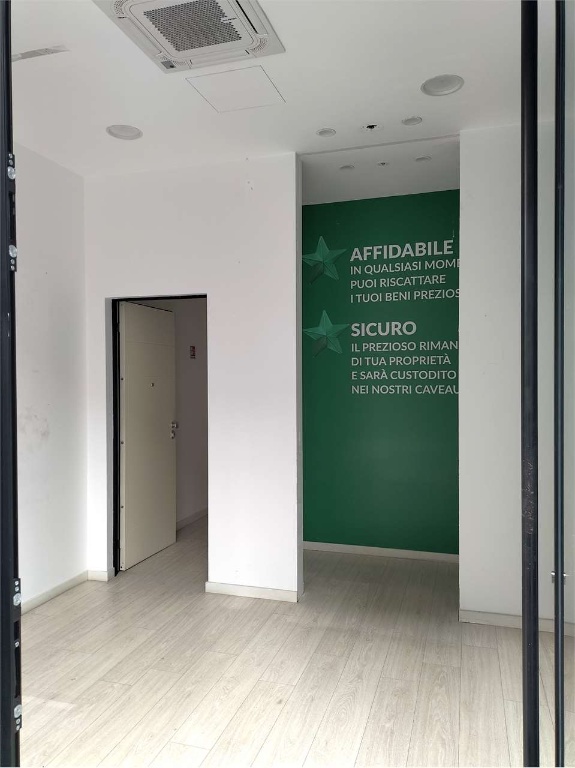 negozio in affitto a Milano in zona Maggiolina