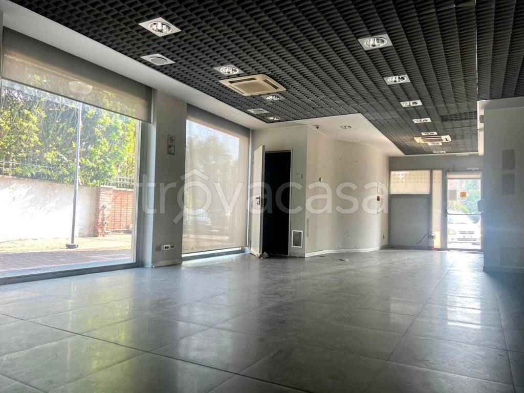 negozio in affitto a Milano in zona Rogoredo
