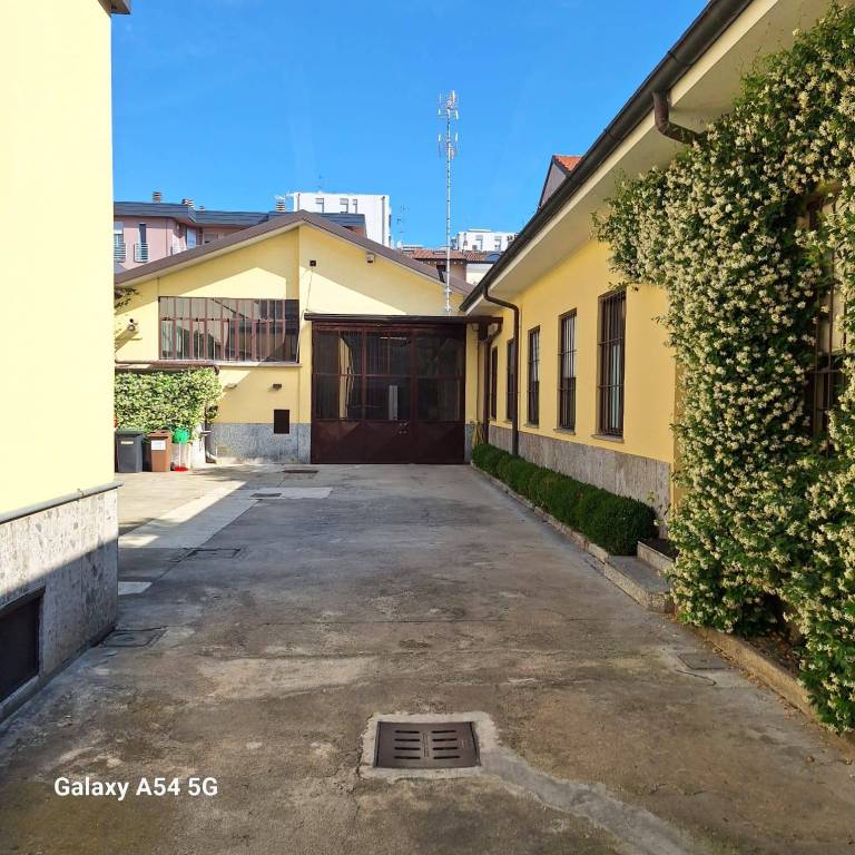 locale commerciale in affitto a Milano in zona Dergano