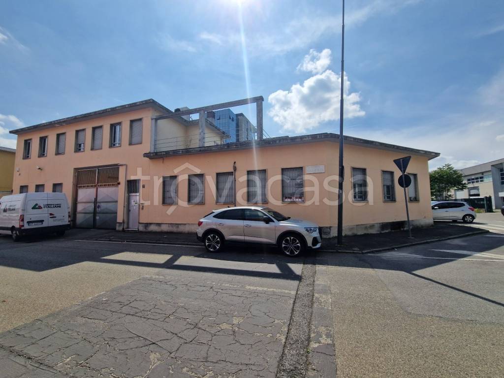 locale commerciale in affitto a Milano in zona Musocco