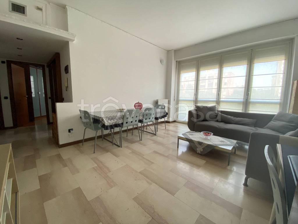 appartamento in affitto a Milano in zona Famagosta