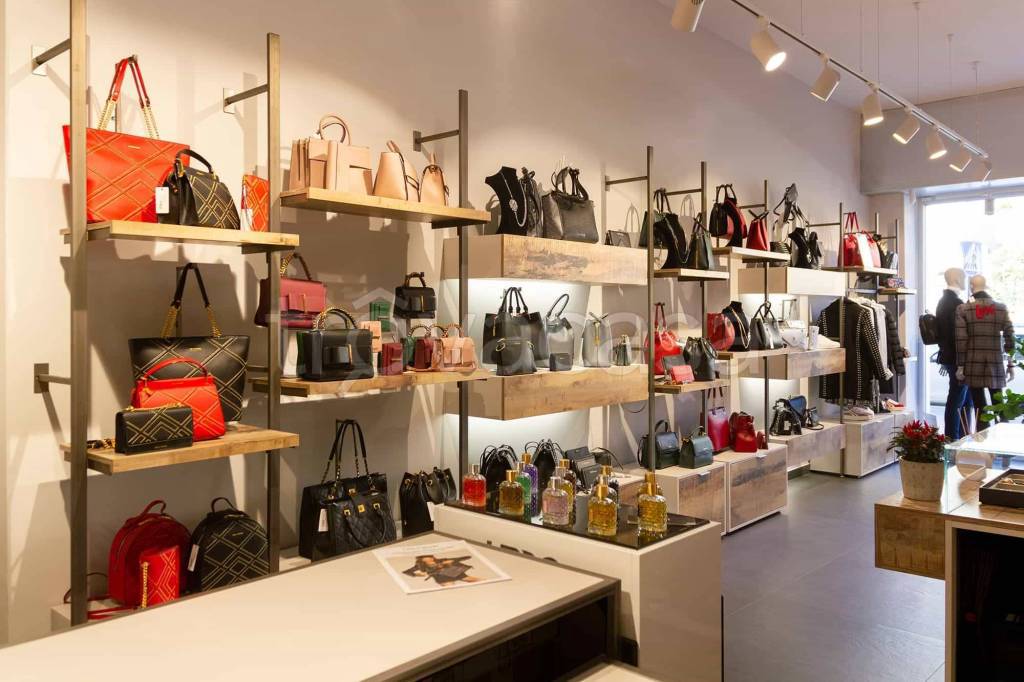 negozio in affitto a Milano in zona Centro Direzionale