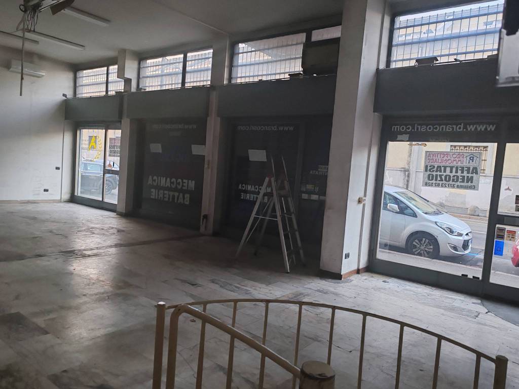 negozio in affitto a Milano in zona Forze Armate