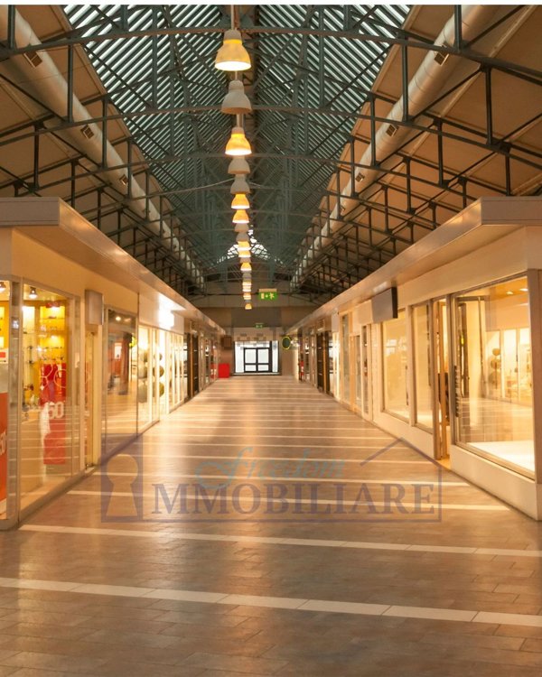 locale commerciale in affitto a Milano in zona Rogoredo
