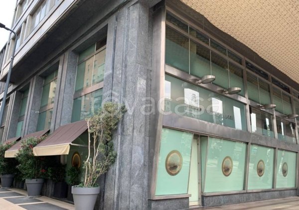 negozio in affitto a Milano in zona Centro Direzionale