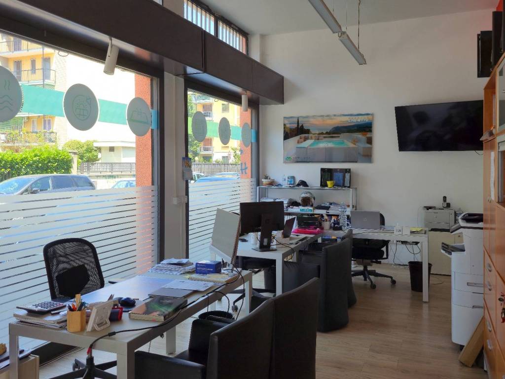 negozio in affitto a Milano in zona Trenno