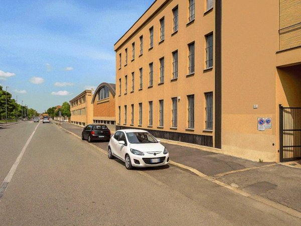 locale commerciale in affitto a Milano in zona Forlanini