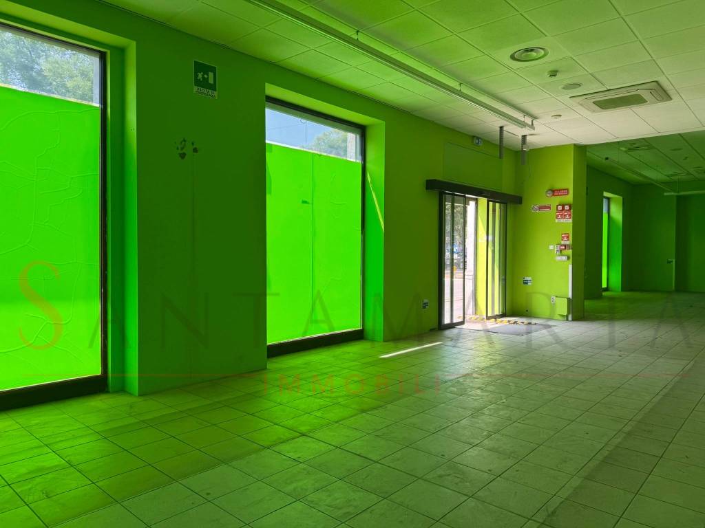 negozio in affitto a Milano in zona XXII Marzo