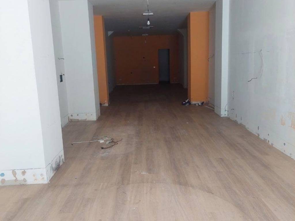 negozio in affitto a Milano