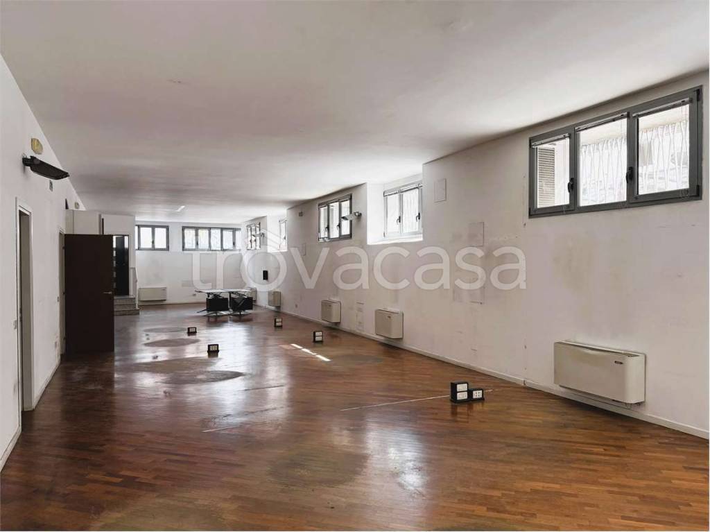 negozio in affitto a Milano in zona Solari