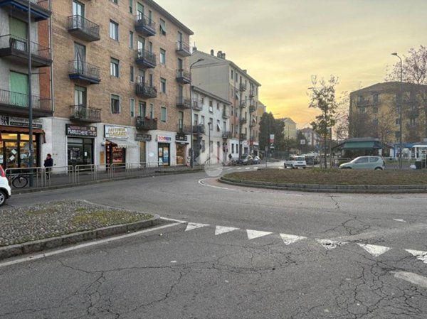 negozio in affitto a Milano in zona Baggio