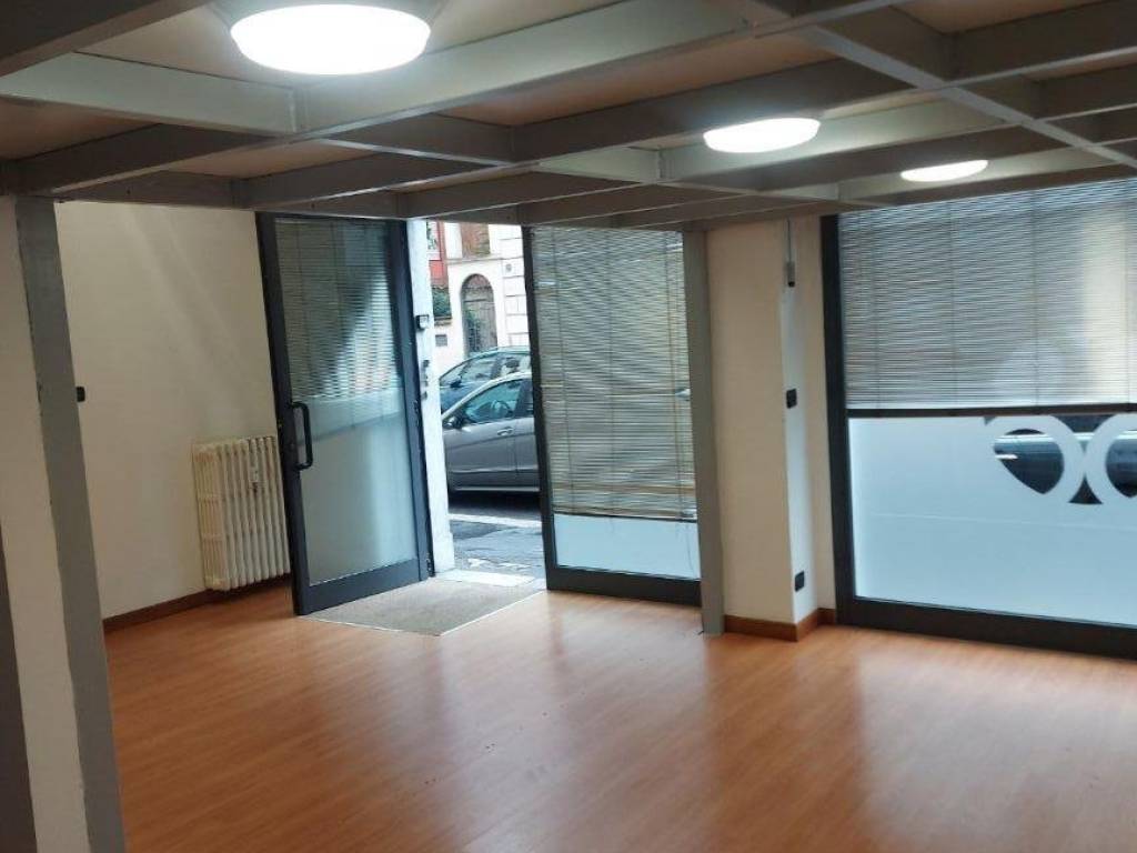 negozio in affitto a Milano in zona Città Studi