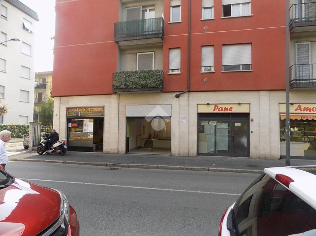 negozio in affitto a Milano in zona Baggio