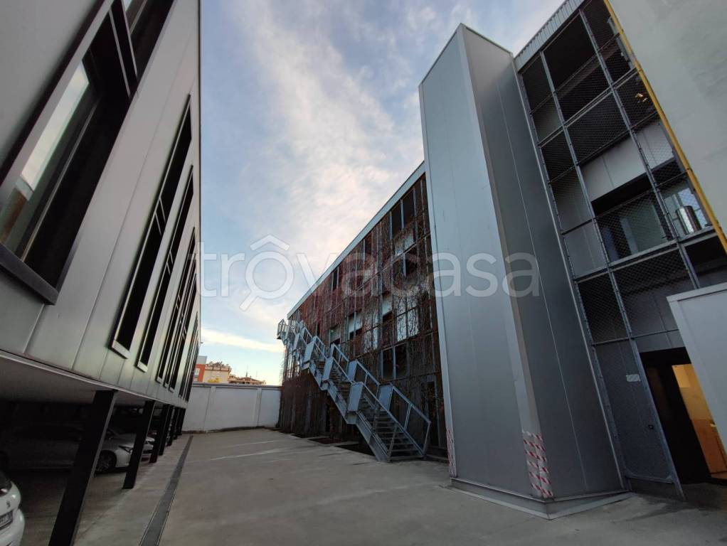 ufficio in affitto a Milano in zona Famagosta