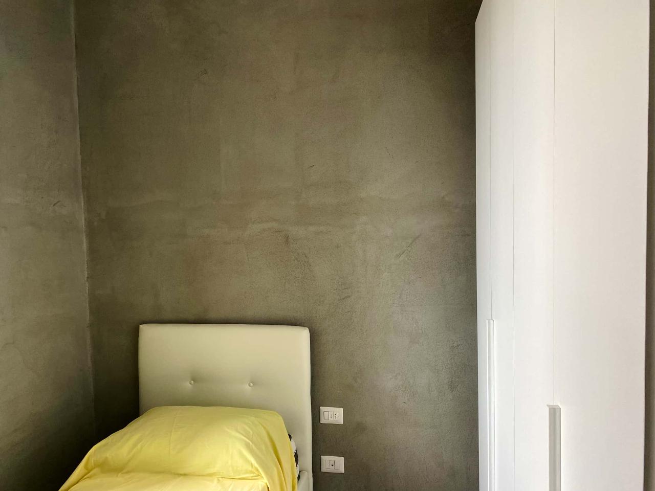 negozio in affitto a Milano in zona Segnano