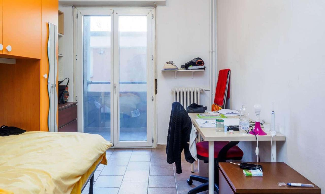 negozio in affitto a Milano in zona Morivione