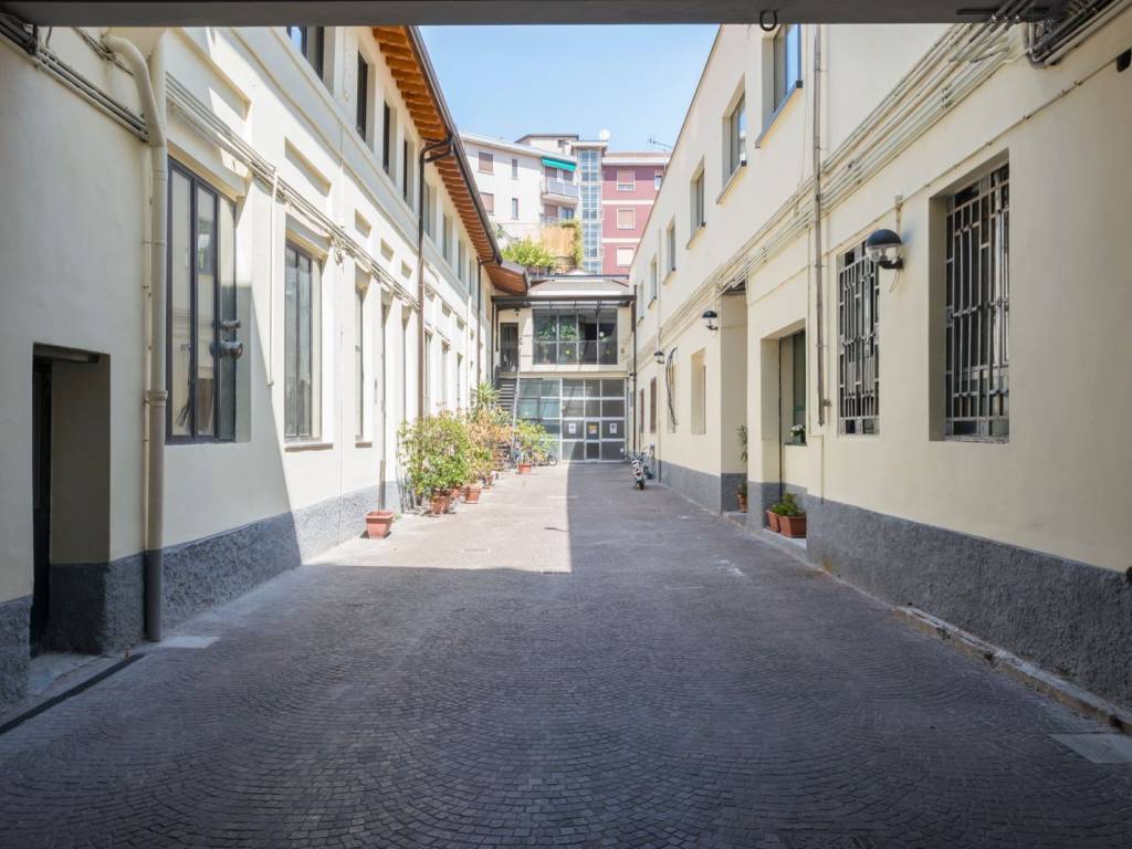 negozio in affitto a Milano in zona Barona