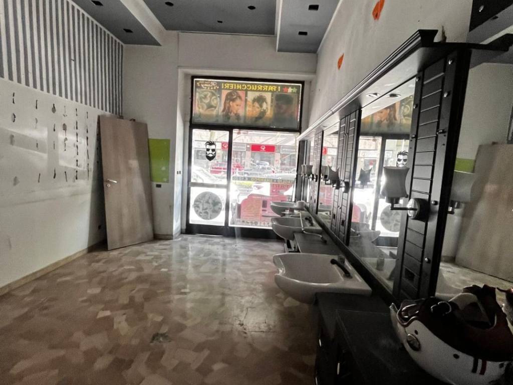 negozio in affitto a Milano in zona Barona