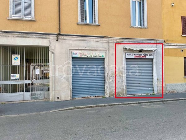 negozio in affitto a Milano in zona Baggio