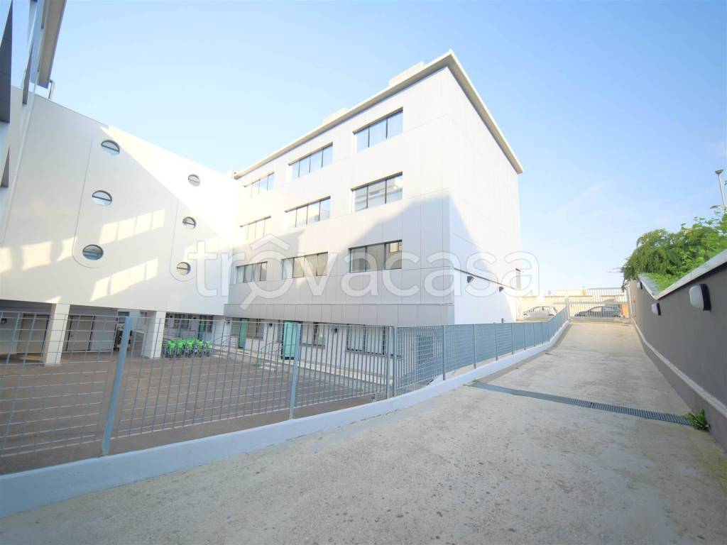 negozio in affitto a Milano in zona Gallaratese