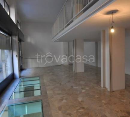 negozio in affitto a Milano