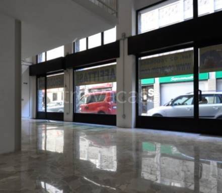 negozio in affitto a Milano