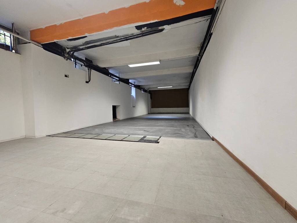 locale commerciale in affitto a Milano in zona Centro Direzionale