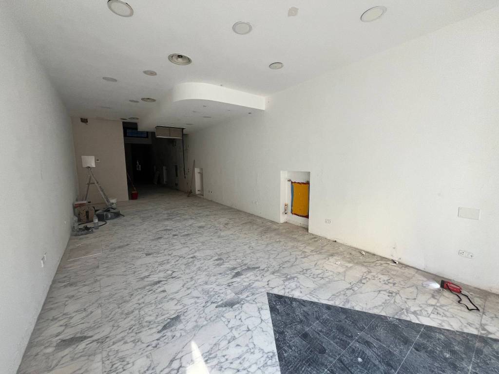 negozio in affitto a Milano