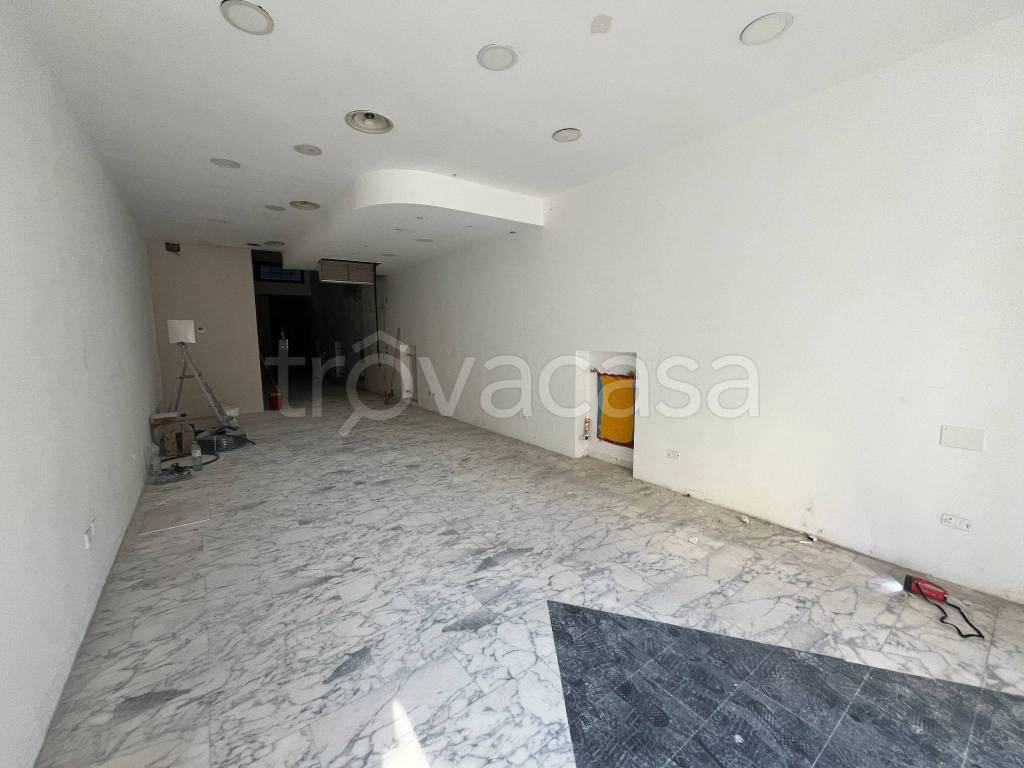 negozio in affitto a Milano