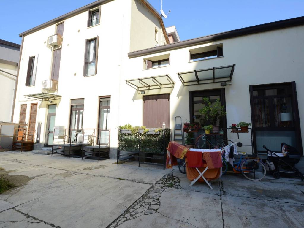 appartamento in affitto a Milano in zona Lorenteggio