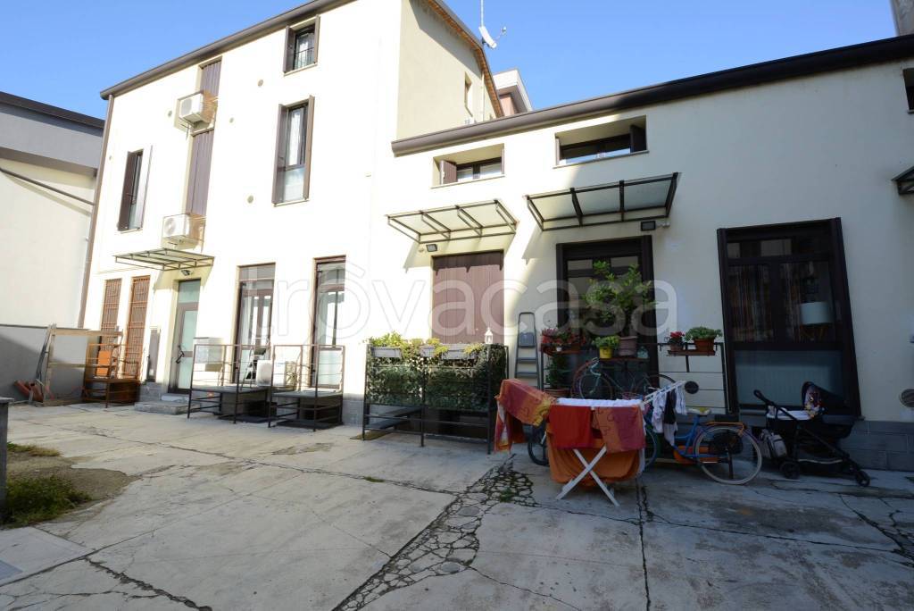 appartamento in affitto a Milano in zona Lorenteggio