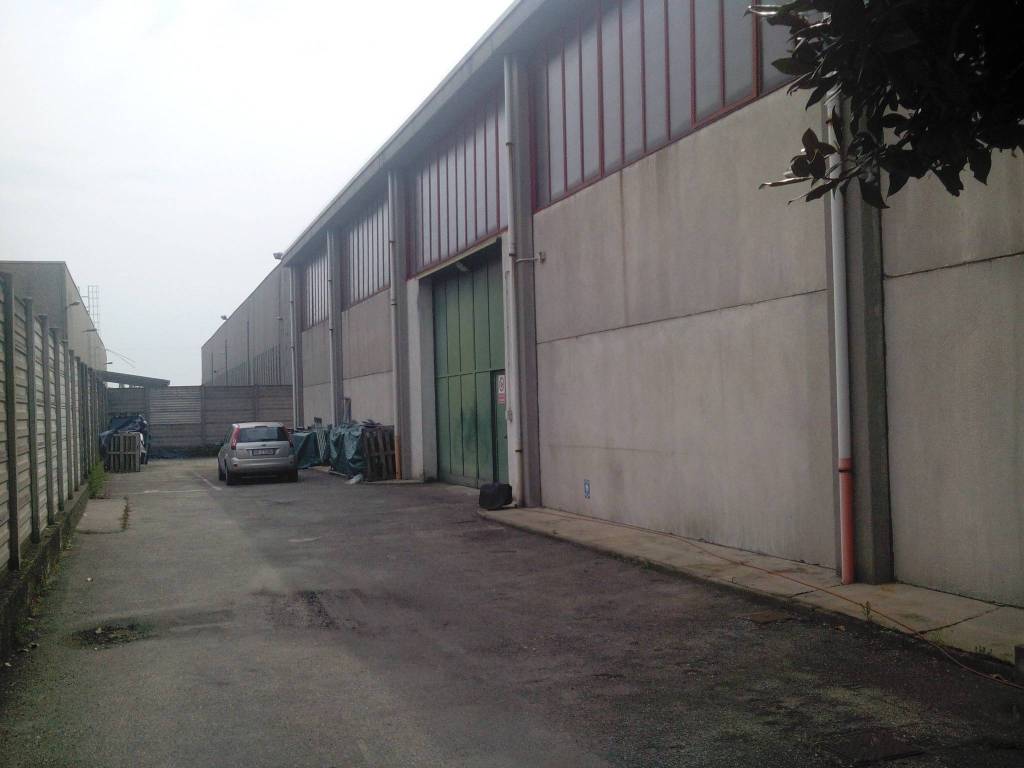 locale commerciale in affitto a Milano in zona Lambrate