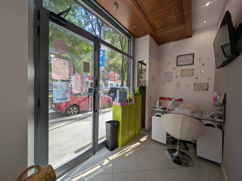 negozio in affitto a Milano in zona Isola