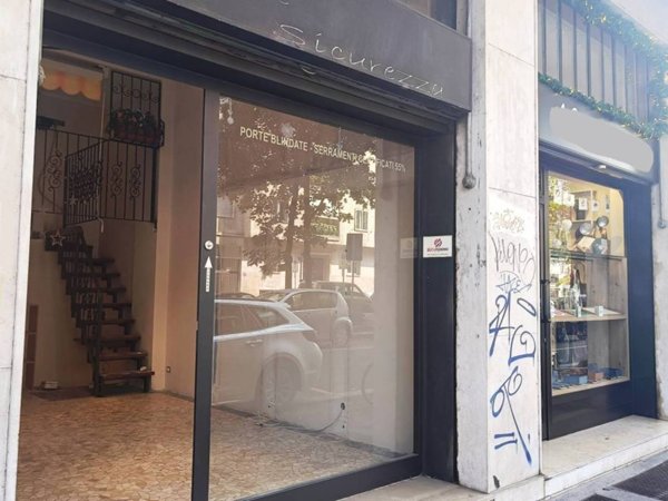 negozio in affitto a Milano