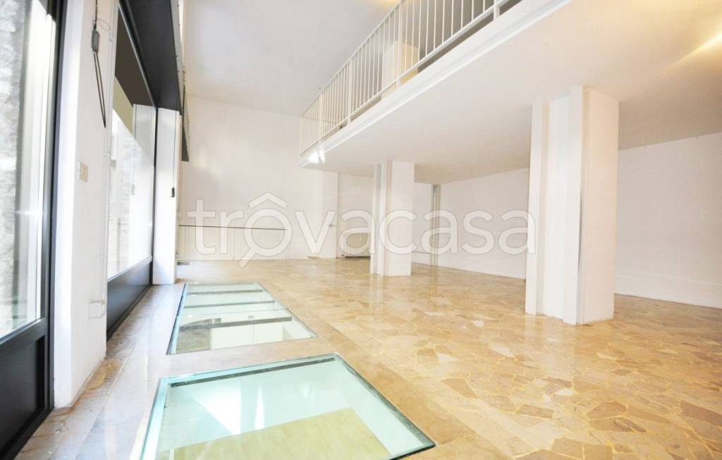 negozio in affitto a Milano