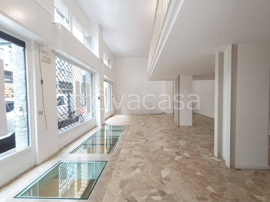 negozio in affitto a Milano