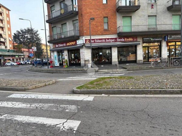 negozio in affitto a Milano in zona Baggio
