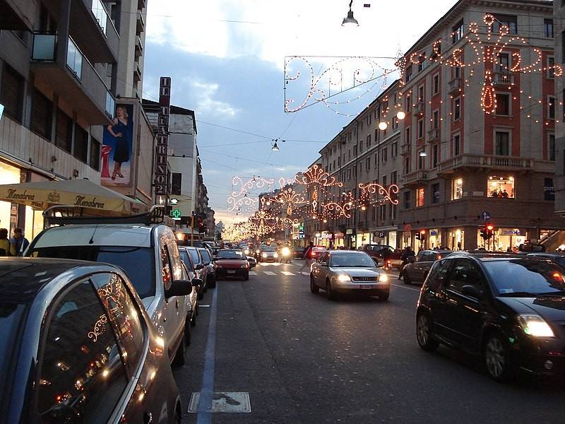 negozio in affitto a Milano in zona Centro Direzionale