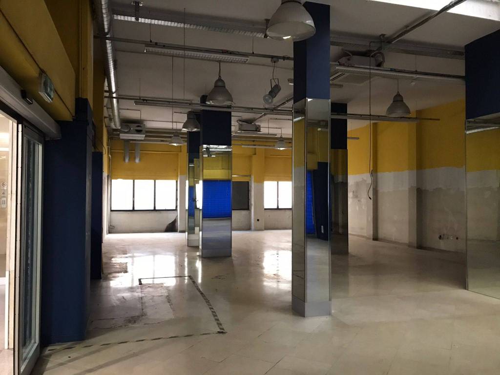 negozio in affitto a Milano in zona Centro Direzionale
